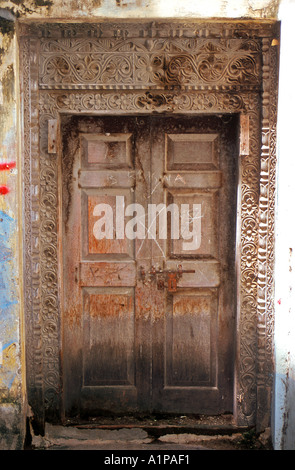 Vieille porte ouvragée Stone Town Zanzibar Tanzanie Banque D'Images