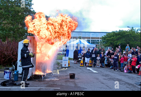 Démonstration publique de la puce de dangers incendies pan par le service d'incendie en Grande-Bretagne UK Banque D'Images