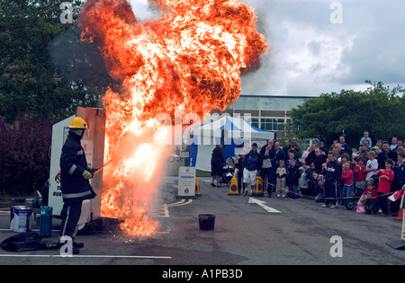 Démonstration publique de la puce de dangers incendies pan par le service d'incendie en Grande-Bretagne UK Banque D'Images