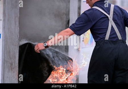 Démonstration publique de la puce de dangers incendies pan par le service d'incendie en Grande-Bretagne UK Banque D'Images