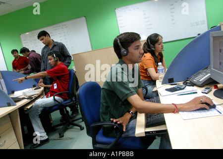 Indiens de travailler dans un centre d'appel où l'entreprise est confiée à des entreprises de l'ouest à New Delhi en Inde. Banque D'Images