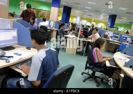 Indiens de travailler dans un centre d'appel où l'entreprise est confiée à des entreprises de l'ouest à New Delhi en Inde. Banque D'Images