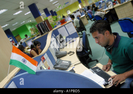 Indiens de travailler dans un centre d'appel où l'entreprise est confiée à des entreprises de l'ouest à New Delhi en Inde. Banque D'Images