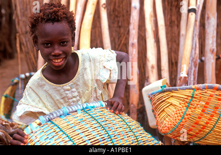 Jeune fille avec des paniers utilisés à faible Lac Retba ou Lac Rose où le sel est recueilli au Sénégal Banque D'Images