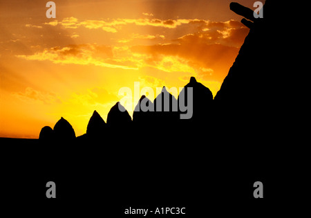 Coucher du soleil et rayons soleils stylisés de décorations sur la mosquée de brique de boue Tombouctou au Mali Banque D'Images