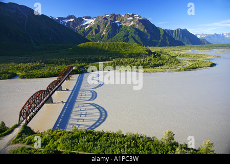 Million Dollar aérienne pont traversant la rivière de cuivre près de la Forêt Nationale de Chugach Alaska Cordova Banque D'Images