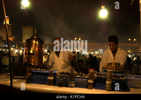 Les vendeurs d'aliments dans la place Djemaa El Fna, la place centrale du marché à Marrakech, Maroc Banque D'Images