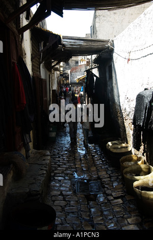 Petite ruelle sombre dans les souks de Fès, Maroc Banque D'Images