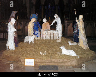 Cathédrale de Salisbury Salisbury Wiltshire Angleterre lit-bébé conçus et réalisés à l'aide de papier mâché par l'artiste local Peter Rush Banque D'Images