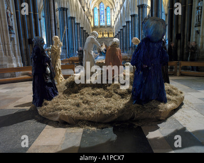 Cathédrale de Salisbury Salisbury Wiltshire Angleterre lit-bébé conçus et réalisés à l'aide de papier mâché par l'artiste local Peter Rush Banque D'Images