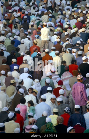 Un grand groupe d'Indiens musulmans se sont réunis pour la prière du vendredi dans la mosquée Jama Masjid à Delhi en Inde Banque D'Images