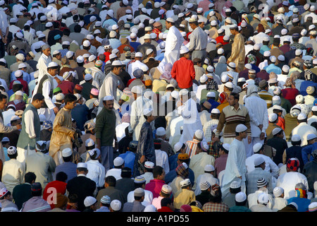 Un grand groupe d'Indiens musulmans se sont réunis pour la prière du vendredi dans la mosquée Jama Masjid à Delhi en Inde Banque D'Images