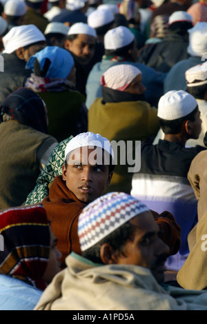 Un groupe d'Indiens musulmans se sont réunis pour la prière du vendredi dans la mosquée Jama Masjid à Delhi en Inde Banque D'Images