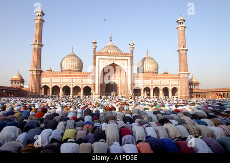 Un grand groupe d'Indiens musulmans se sont réunis pour la prière du vendredi dans la mosquée Jama Masjid à Delhi en Inde Banque D'Images