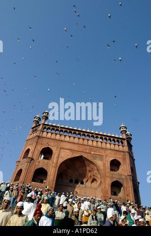 Les musulmans indiens à l'extérieur de la mosquée Jama Masjid à Delhi en Inde Banque D'Images