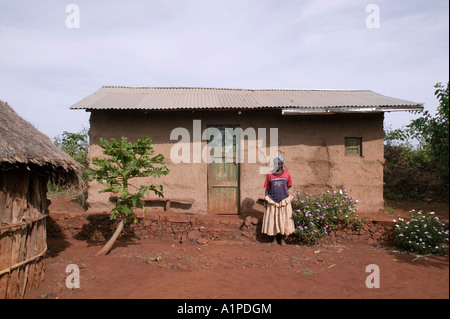 Une femme se tient debout devant sa maison de poser pour une photo en Carat Ethiopie Banque D'Images