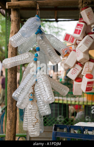 Bouteilles de plastique en vente dans Konso Ethiopie Banque D'Images