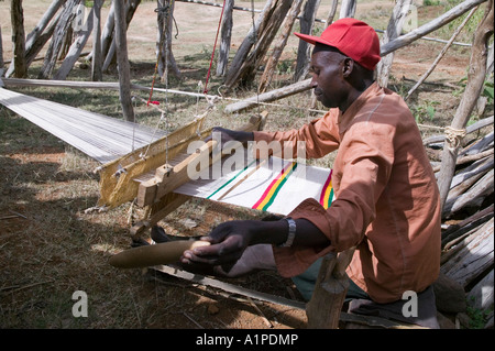 Un homme tissu tissage sur un métier à tisser traditionnel dans le village d'oshko l'Ethiopie Banque D'Images