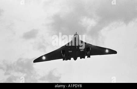 Avro Vulcan V bomber pour atterrir à RAF Scampton dans environ 1977. Banque D'Images