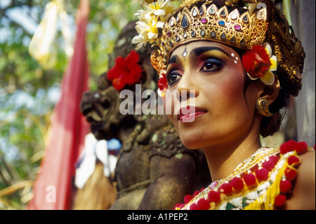 L'INDONÉSIE, Bali, Kriss Danseuse, Femme Banque D'Images