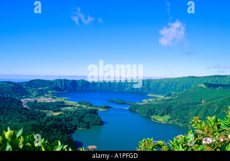 Vue de lacs Caldeira das Sete Cidades, île de Sao Miguel, Açores, Portugal Europe Banque D'Images