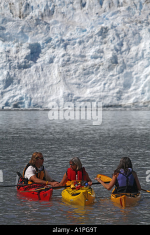 Kayak à Harriman Fiord avec Barry Glacier en arrière-plan du Prince William en Alaska Chugach National Forest Banque D'Images