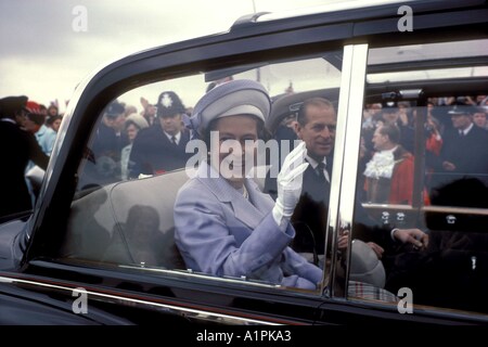 Reine Elizabeth II, jubilé d'argent des reines 1977. Agitant avec le duc d'Édimbourg dans Rolls Royce à dessus ouvert, Southwark Londres Angleterre Royaume-Uni années 1970 Banque D'Images