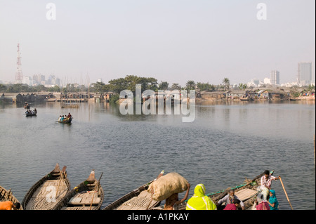 Bateaux de passagers sur un lac à Dhaka Bangladesh Banque D'Images