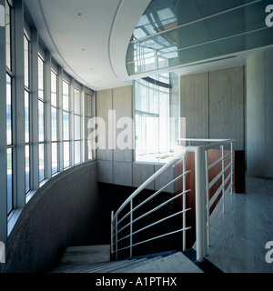 Vue d'un escalier intérieur éclectique d'un immeuble de bureaux Banque D'Images