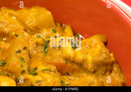 Close-up de Kapitan Nyonya Curry Poulet dans un bol rouge Banque D'Images