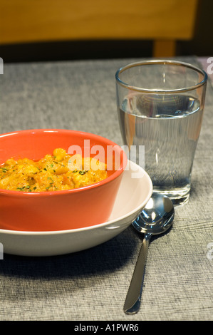 Nyonya Kapitan Cari de poulet et un verre d'eau Banque D'Images