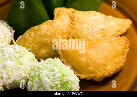 Feuilletés au curry et onde-onde, un snack-malaisienne locale Banque D'Images