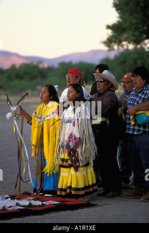 Une fille et son Apache helper danse à son lever du soleil danser sur la réserve indienne de San Carlos, Arizona USA Banque D'Images