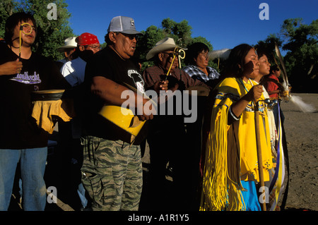 Une fille et son Apache helper danse à son lever du soleil danser sur la réserve indienne de San Carlos, Arizona USA Banque D'Images