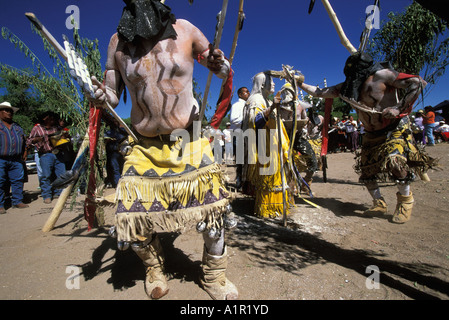 Une fille d'Apache est peint avec de l'argile sacrée et de la farine de maïs au cours de sa Danse Lever du soleil sur la réserve de San Carlos en Arizona USA Banque D'Images