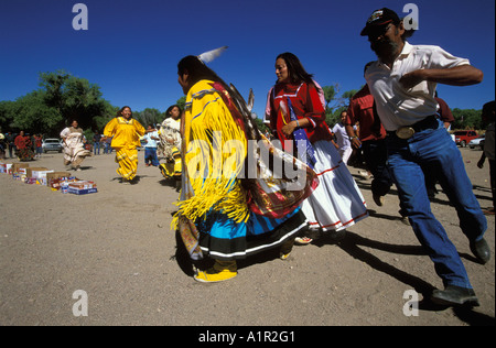 Une fille d'Apache et ses proches s'exécuter pendant son lever du soleil danser sur la réserve de San Carlos en Arizona USA Banque D'Images