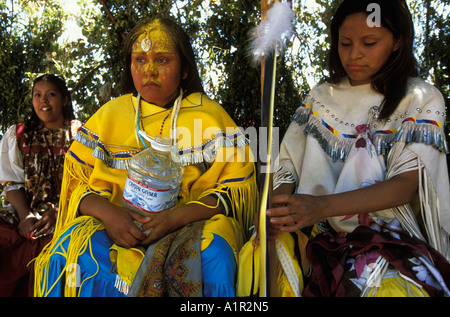 Une fille et son Apache helper reste dans son camp pendant le lever du soleil de la danse sur le San Carlos Reservation Arizona USA Banque D'Images