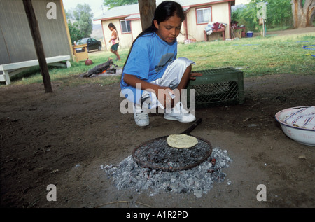 Un serveur Apache, elle prépare le pain de maïs à la maison à Bylas sur la réserve de San Carlos en Arizona USA Banque D'Images