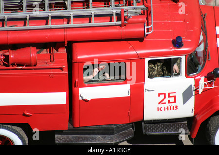 Pompiers à l'intérieur d'un camion de pompiers, se préparant à une intervention d'urgence à Kiev, Ukraine. Banque D'Images