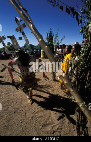 Un Esprit Montagne à l'intérieur des danses rituelles tepee à un serveur Apache pour lever du soleil danser sur la réserve de San Carlos en Arizona USA Banque D'Images