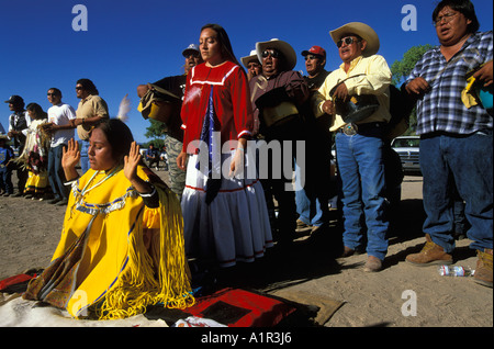 Une fille danse dans un Apache en position agenouillée à son lever du soleil la danse à la réserve indienne de San Carlos, Arizona USA Banque D'Images