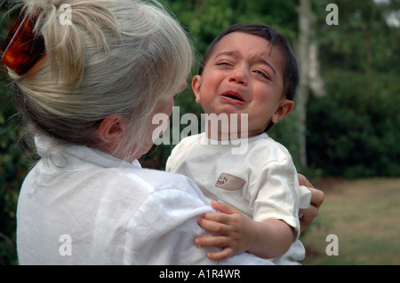 Grand-mère pleurer réconfortant tout-petit. Banque D'Images