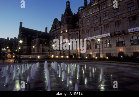 Hôtel de ville et Goodwin fontaine dans le jardin de la paix le centre-ville de Sheffield South Yorkshire England UK GB EU Europe Banque D'Images