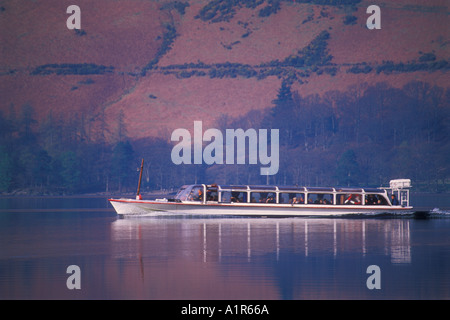 Le traversier de passagers près de Derwentwater Keswick Cumbria Lake District Angleterre UK GB EU Europe eye35.com Banque D'Images