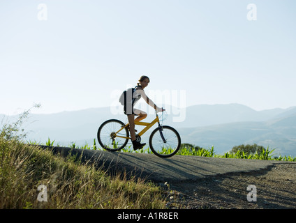 Du vélo de montagne dans un paysage montagneux Banque D'Images