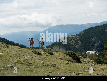Les randonneurs dans un paysage montagneux Banque D'Images
