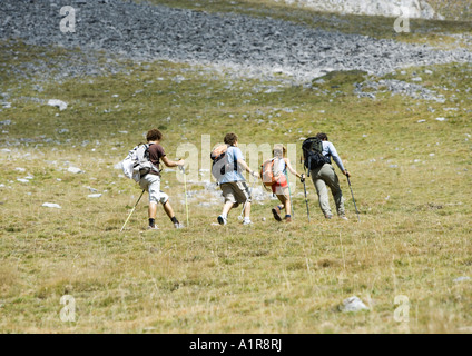 Randonneurs dans un paysage montagneux Banque D'Images