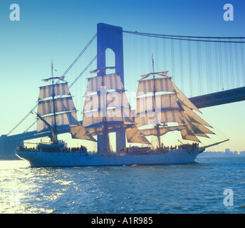 La Norvège bateau passant sous le pont Verrazzano à New York Banque D'Images