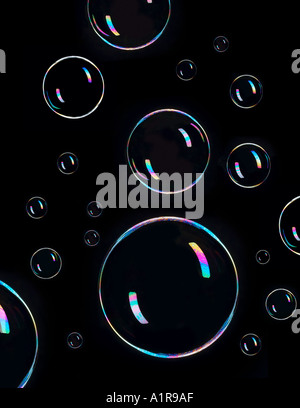 Bulles de savon flottant avec fond noir en Studio Banque D'Images