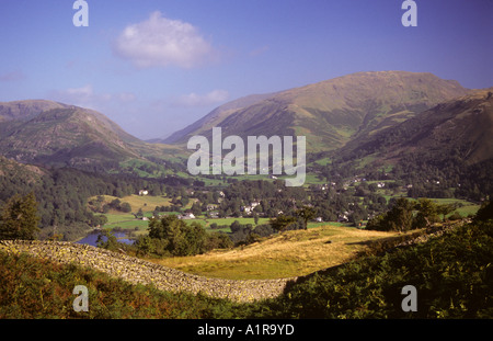 Vue de Red Bank Woods au village de Grasmere en été Cumbria Angleterre Royaume-Uni Grande-Bretagne Banque D'Images